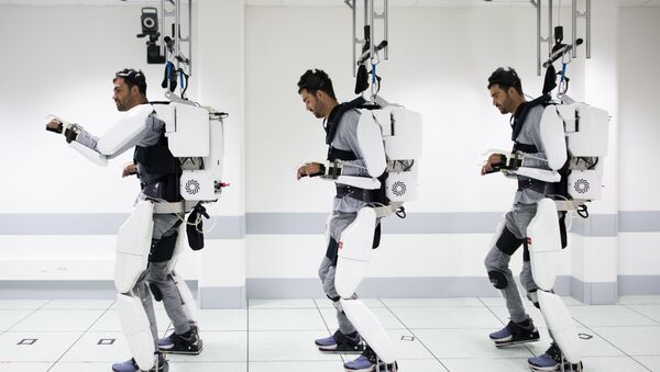 「進みたいときに進む」：全身まひの男性が外骨格スーツで歩行 - Sputnik 日本