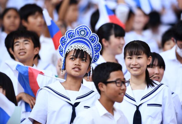 ロシアの伝統的な頭飾り「ココシニク」をつけたファン - Sputnik 日本