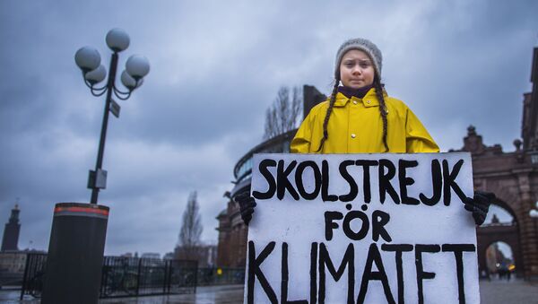 Экологическая активистка Грета Тунберг с плакатом перед шведским парламентом, 2018 год - Sputnik 日本