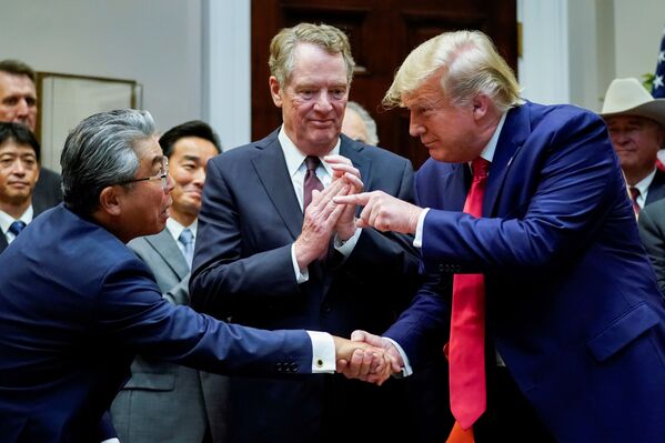 日本の杉山晋輔大使と握手を交わす米国ドナルド・トランプ大統領　ワシントンD.C. - Sputnik 日本