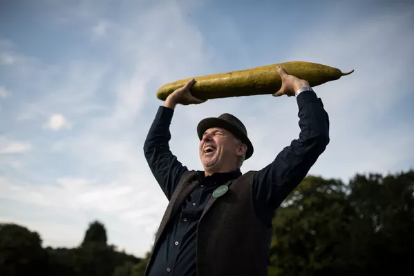 園芸家グラハム・バラットさんが抱える92㎝のキュウリ。2019年英国ハロゲイトの巨大野菜コンクール、最長キュウリ部門で優勝 園芸家グラハム・バラットさんが抱える92㎝のキュウリ。2019年英国ハロゲイトの巨大野菜コンクール、最長キュウリ部門で優勝 - Sputnik 日本