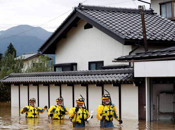 長野県、台風19号の被害地域を見回る救助隊員 - Sputnik 日本