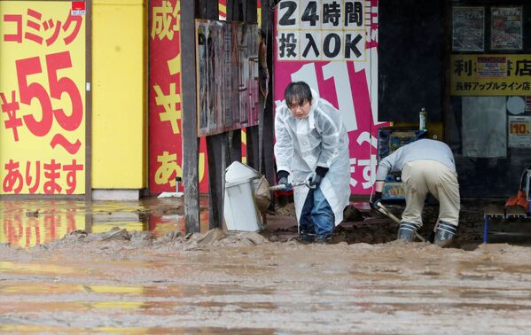 長野県、台風19号の後、店を清掃する男性 - Sputnik 日本