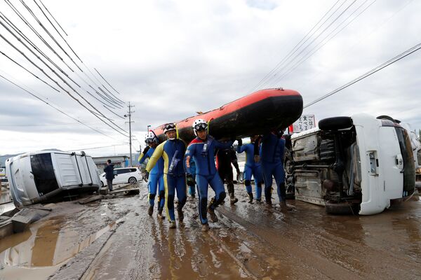 長野県、台風19号の被害地域で作業する救助隊員 - Sputnik 日本