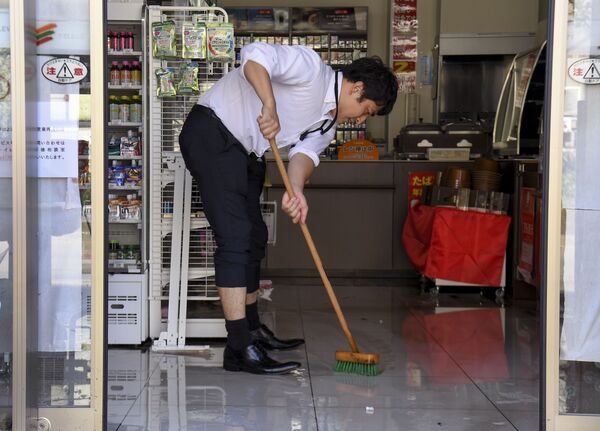 川崎市、台風19号で浸水した店の土砂を掃除する男性 - Sputnik 日本