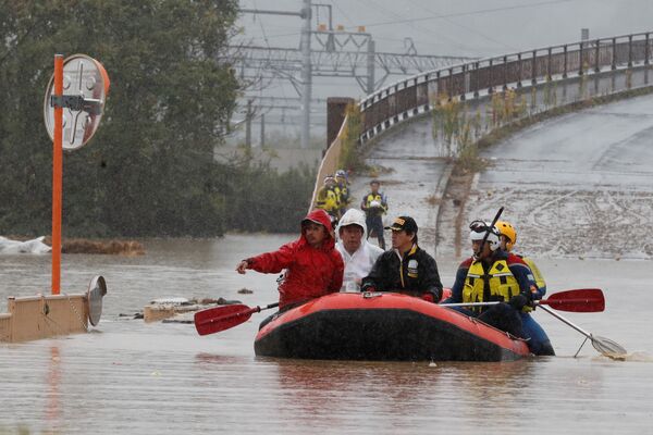 長野県、台風19号被災者を非難させる救助隊員 - Sputnik 日本