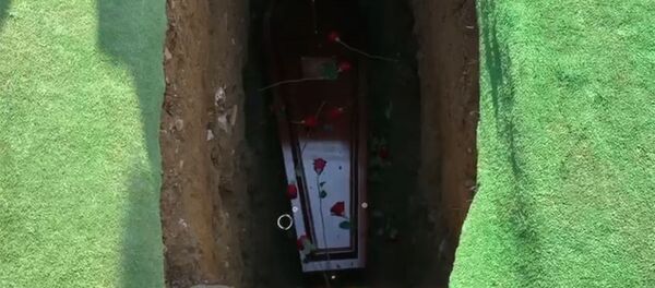 「ここから出してくれ、暗いんだ!」 アイルランドで、自身の葬式で参列者を楽しませる男性 「ここから出してくれ、暗いんだ!」 アイルランドで、自身の葬式で参列者を楽しませる男性 - Sputnik 日本