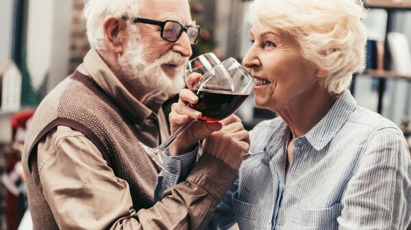 Пожилая пара пьет вино на брудершафт  - Sputnik 日本
