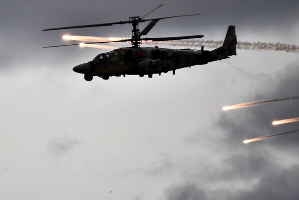 軍事演習での偵察攻撃ヘリコプターKa-52アリガートル - Sputnik 日本