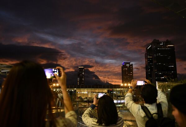 台風「ハギビス」の大阪接近時に夕焼けを撮影する人々 - Sputnik 日本