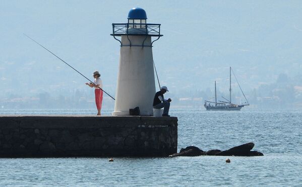 エーゲ海の湾で魚釣りをしてくつろぐ人々 - Sputnik 日本