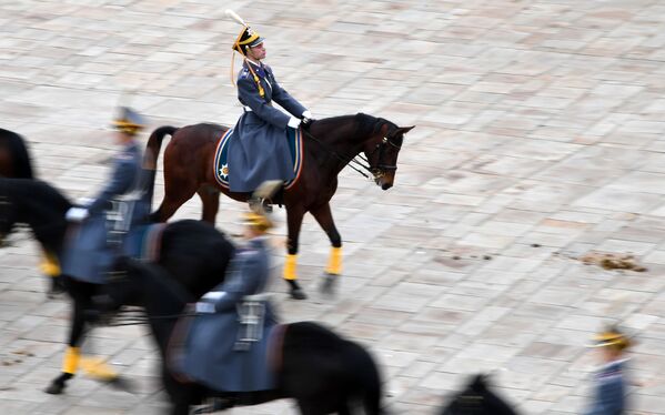 大統領連隊の隊員、歩兵と騎馬兵による衛兵交代式 - Sputnik 日本