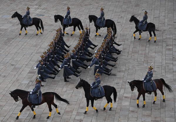 大統領連隊の隊員、歩兵と騎馬兵による衛兵交代式 - Sputnik 日本