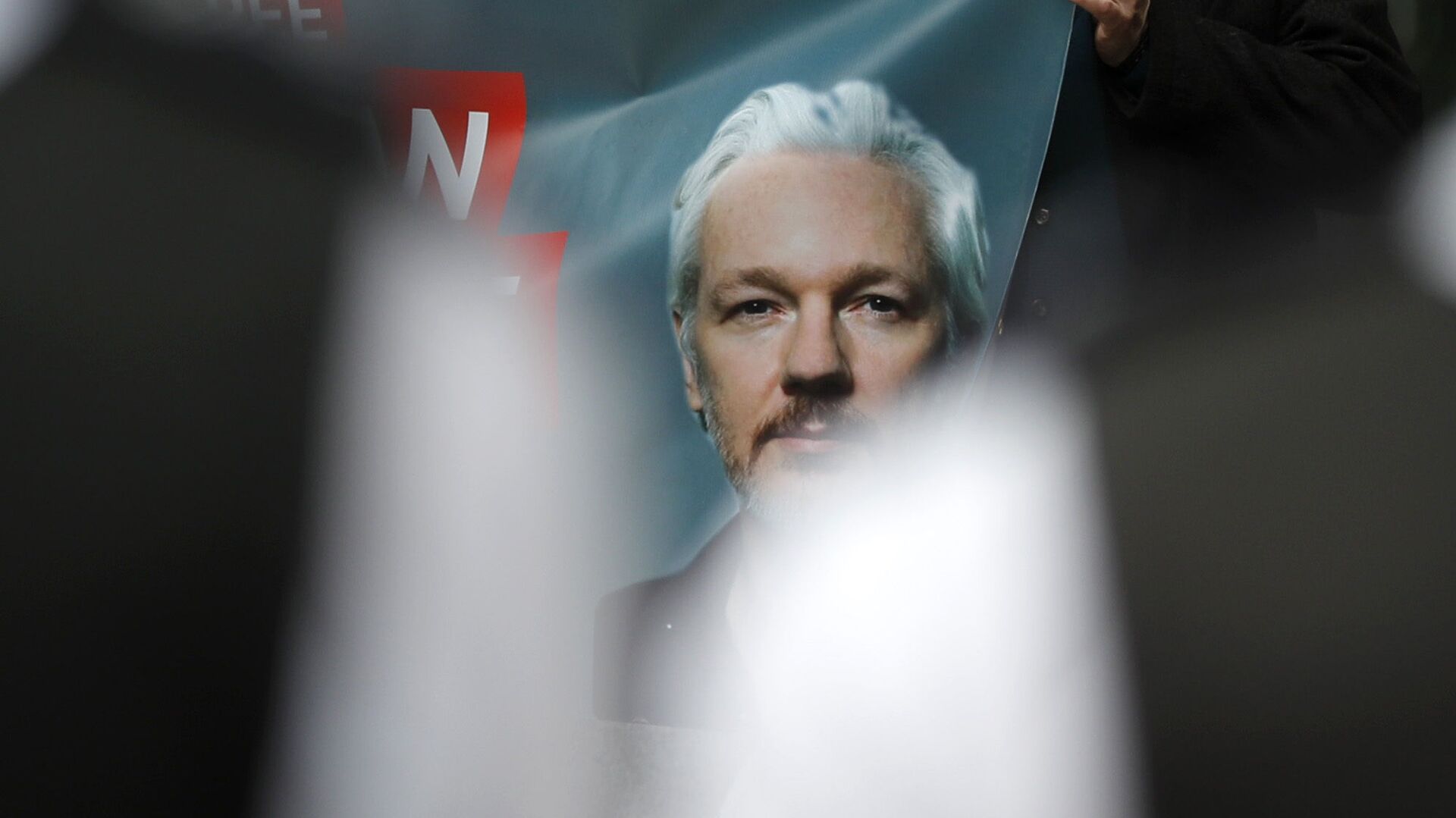 Плакаты в поддержку основателя WikiLeaks Джулиана Ассанжа возле магистратского суда в Лондоне - Sputnik 日本, 1920, 24.01.2022