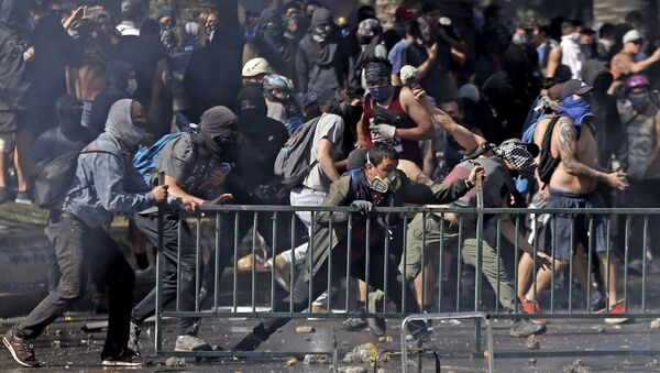 Столкновения протестующих с полицией в Сантьяго, Чили - Sputnik 日本