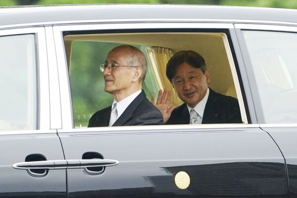 「即位礼正殿の儀」の後に皇居を去る天皇陛下 - Sputnik 日本