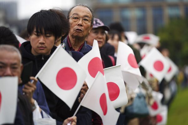 皇居で国旗を振る人たち - Sputnik 日本