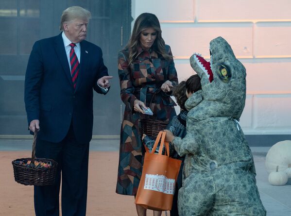 ホワイトハウスで子供たちにハロウィーンのお菓子を配るドナルド・トランプ米大統領と妻のメラニア夫人 - Sputnik 日本