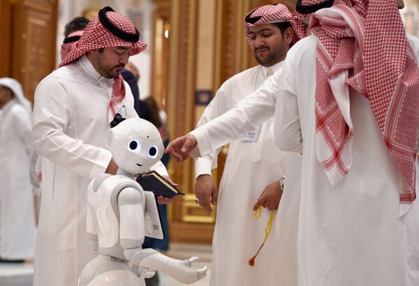 投資会議「Future Investment Initiative (FII)」の参加者とロボット　リヤド（サウジアラビア） - Sputnik 日本