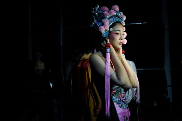 ファッションショーの出番を待つモデル　中国 - Sputnik 日本