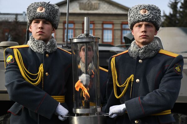 大祖国戦争の慰霊碑に「永遠の火」を捧げる儀仗兵　ロシア、ノボシビルスク　 - Sputnik 日本