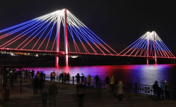 ロシア「民族統一の日」　橋が三色旗にライトアップ　シベリア、クラスノヤルスク - Sputnik 日本
