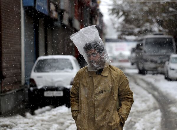 突然の雪にポリ袋で頬かむり　カシミール、シュリーナガル　 - Sputnik 日本