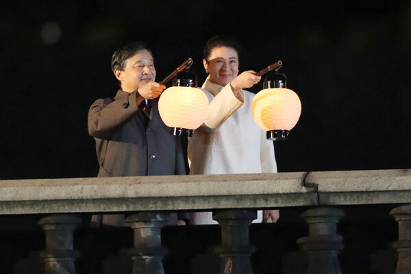 前日の国民祭典にて提灯を掲げられる天皇、皇后両陛下 - Sputnik 日本