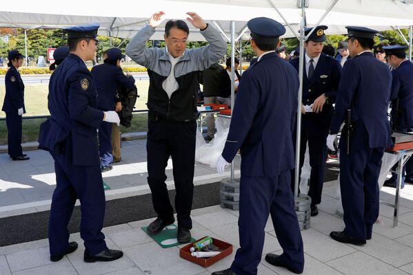 警視庁公安部が観覧希望者の手荷物検査 - Sputnik 日本