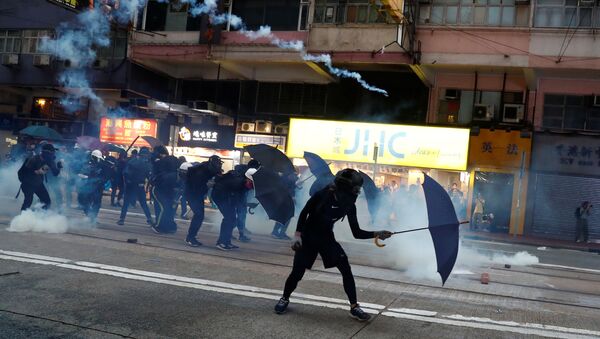 香港警察、大学近くのデモ隊を解散させるために催涙ガスを使用 - Sputnik 日本