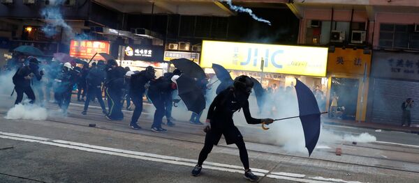 香港警察、大学近くのデモ隊を解散させるために催涙ガスを使用 香港警察、大学近くのデモ隊を解散させるために催涙ガスを使用 - Sputnik 日本