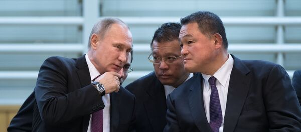 プーチン露・大統領(左)浅井日本サンボ連盟副会長(中央)山下全日本柔道連盟副会長(右) プーチン露・大統領(左)浅井日本サンボ連盟副会長(中央)山下全日本柔道連盟副会長(右) - Sputnik 日本