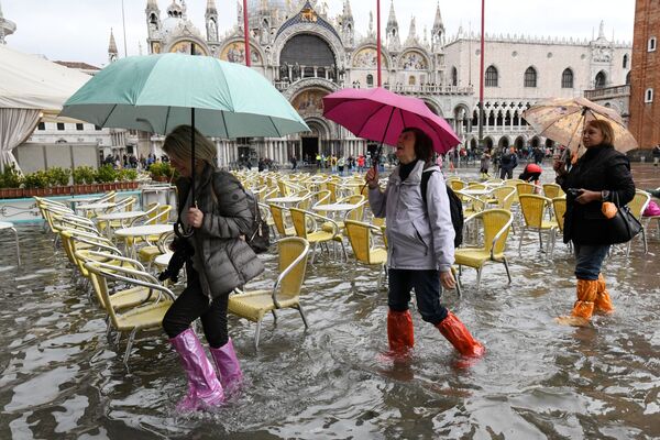 浸水の中サン・マルコ広場を歩く観光客　ベネチア - Sputnik 日本
