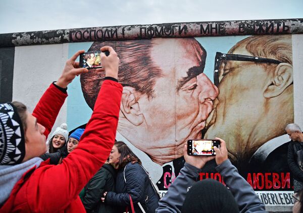 ブレジネフとホーネッカーのキスを描いたベルリンの壁を撮影する人々 - Sputnik 日本