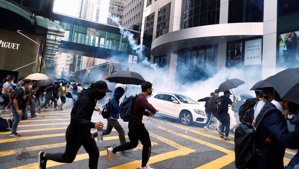 Столкновения протестующих с полицией в Гонконге - Sputnik 日本