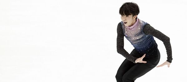 Кадзуки Томоно (Япония) выступает в короткой программе мужского одиночного катания на V этапе Гран-при по фигурному катанию в Москве. - Sputnik 日本