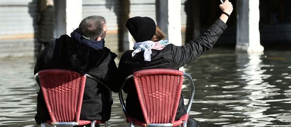 洪水の中のサン・マルコ広場の観光客 洪水の中のサン・マルコ広場の観光客 - Sputnik 日本