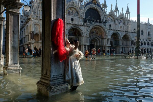 洪水の中ベネチアを観光する女性 - Sputnik 日本