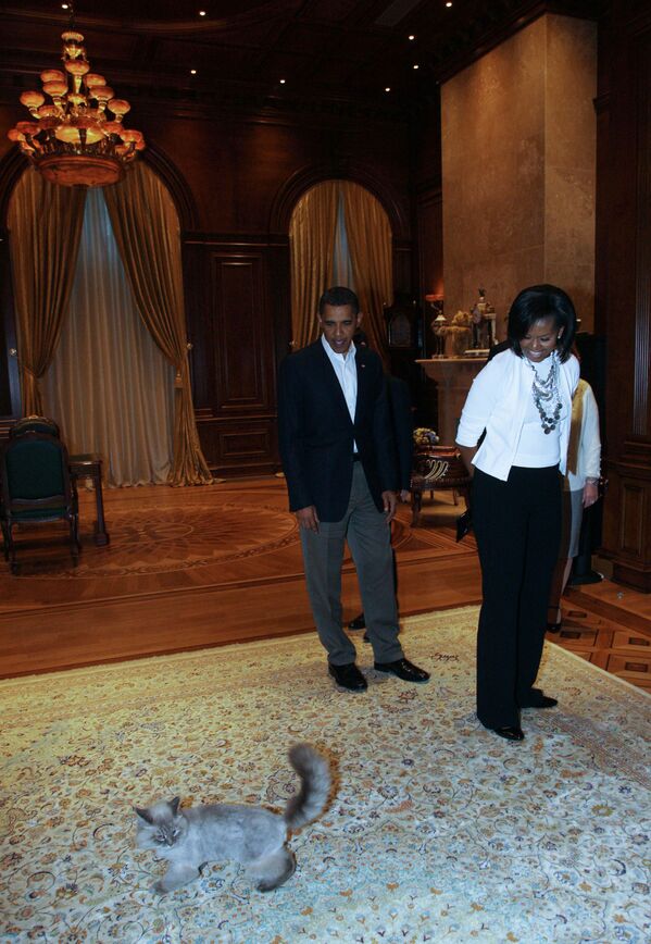 オバマ夫妻と猫の「ドロテウス」。モスクワ近郊のドミートリー・メドヴェージェフ元大統領公邸の訪問時 - Sputnik 日本