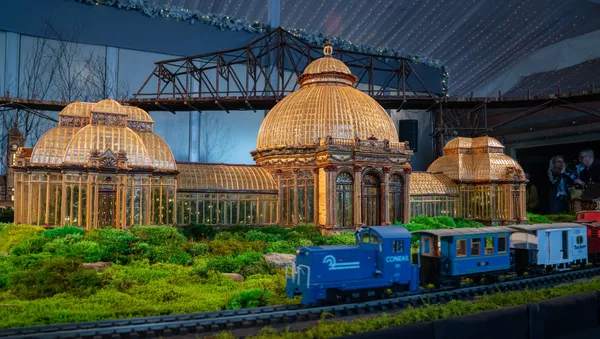 ニューヨーク植物園の列車ショーにて、建物の模型の向かいを走るミニチュア列車 - Sputnik 日本
