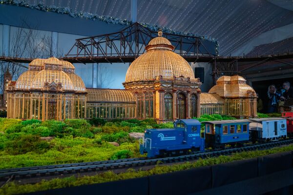 ニューヨーク植物園の列車ショーにて、建物の模型の向かいを走るミニチュア列車 - Sputnik 日本