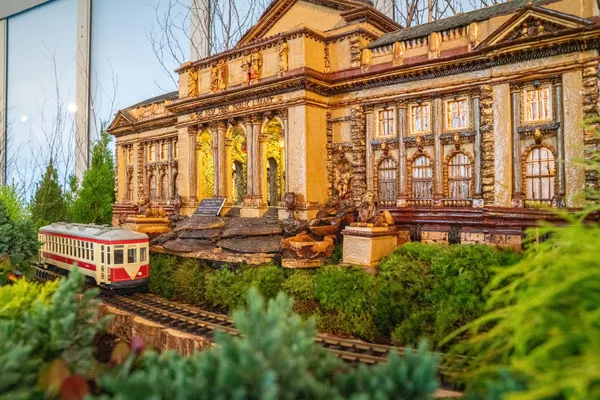 ニューヨーク植物園の列車ショーにて、建物の模型の向かいを走るミニチュア列車 ニューヨーク植物園の列車ショーにて、建物の模型の向かいを走るミニチュア列車 - Sputnik 日本