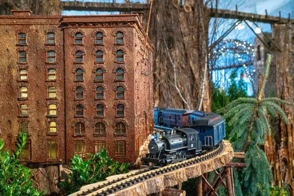 ニューヨーク植物園の列車ショーにて、建物の模型の向かいを走るミニチュア列車 ニューヨーク植物園の列車ショーにて、建物の模型の向かいを走るミニチュア列車 - Sputnik 日本