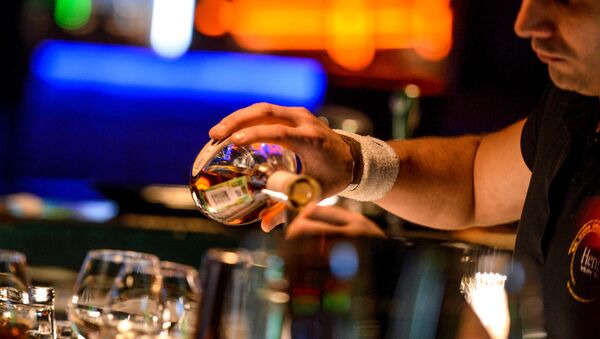 Бармен разливает напитки, стоя за барной стойкой в клубе - Sputnik 日本