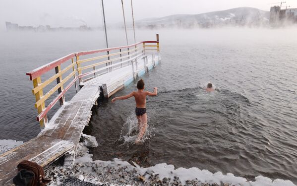 クラスノヤルスクで寒中水泳のシーズンが始まる　ロシア - Sputnik 日本