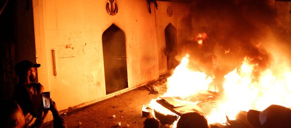 イラクのデモ隊、イラン領事館放火 イラクのデモ隊、イラン領事館放火 - Sputnik 日本