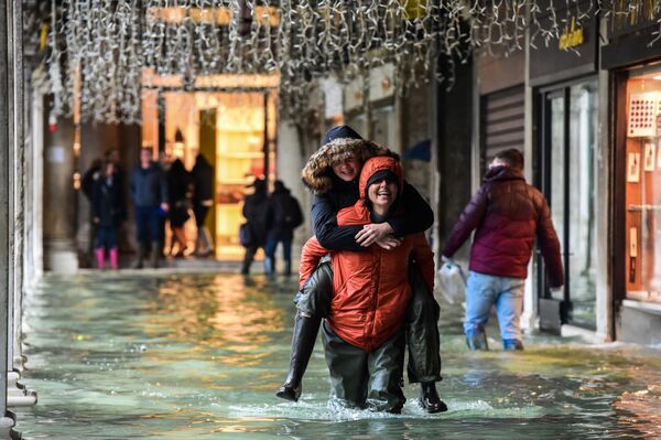 洪水に見舞われたベネチアを歩く観光客 - Sputnik 日本