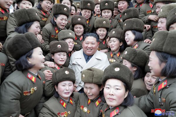 金正恩委員長と朝鮮人民軍の 女性兵士たち - Sputnik 日本