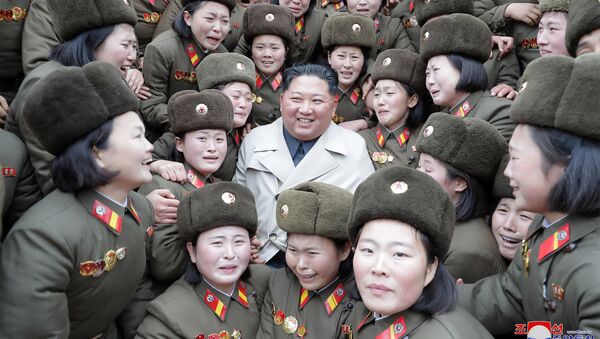 Лидер КНДР Ким Чен Ын с женским подразделением Корейской народной армии - Sputnik 日本
