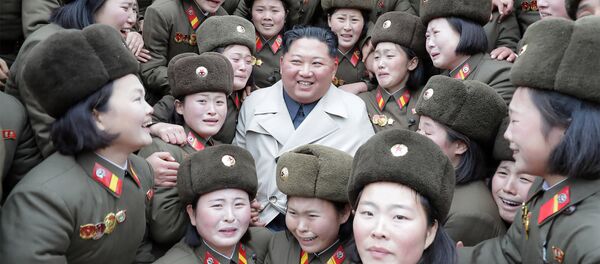 Лидер КНДР Ким Чен Ын с женским подразделением Корейской народной армии - Sputnik 日本